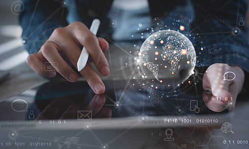 Hände, welche am digitalen Endgerät programmieren