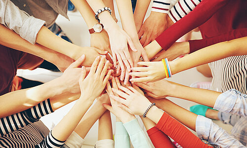 Übereinanderliegende Hände