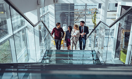 Gruppe, die eine Treppe hochläuft