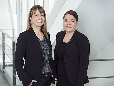 Anke Hinton und Kerstin Schmidt, Mitarbeiterinnen des Europa-Instituts vor einem Geländer