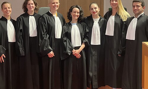 Gruppe von Leuten in Robe