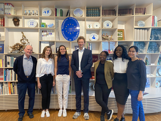 Gruppe von Leuten vor einem Regal