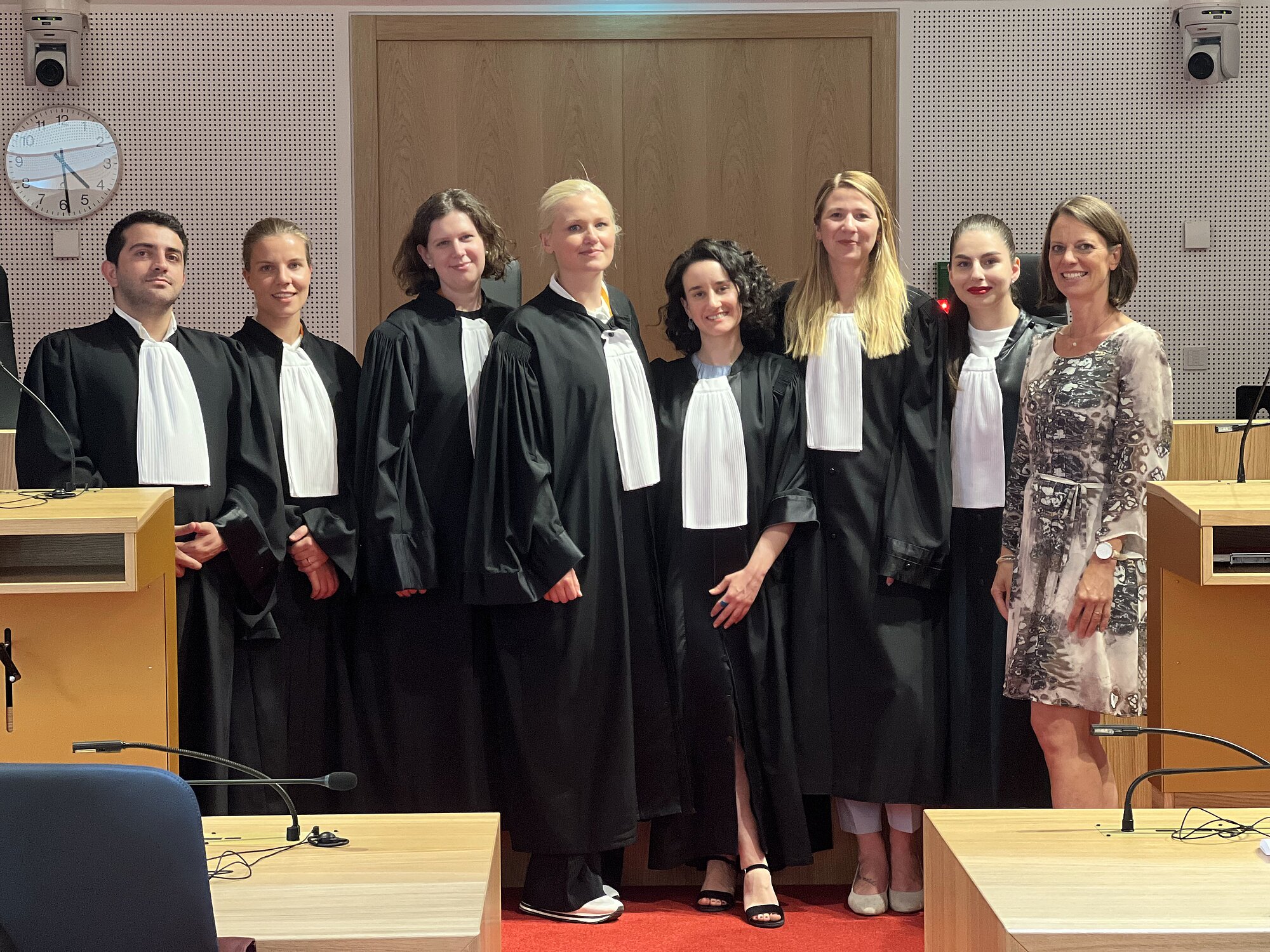 Gruppe von Leuten in Robe