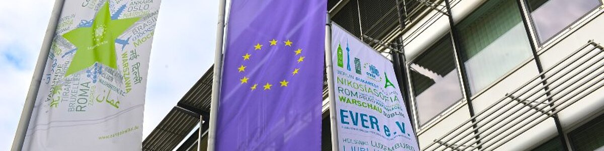 Fahnen vor dem Gebäude des Europa-Instituts