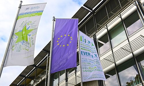 Fahnen vor dem Gebäude des Europa-Instituts