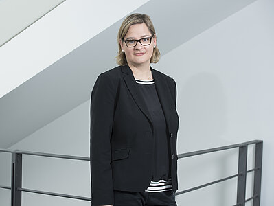 Julia Legleitner, Geschäftsführerin des Europa-Instituts vor einem Geländer