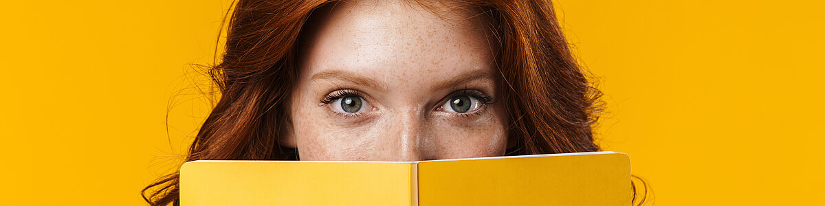 Frau mit gelbem Buch