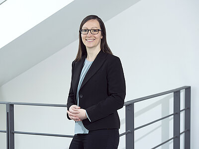 Alexandra Pfleger, Mitarbeiterin des Europa-Instituts vor einem Geländer